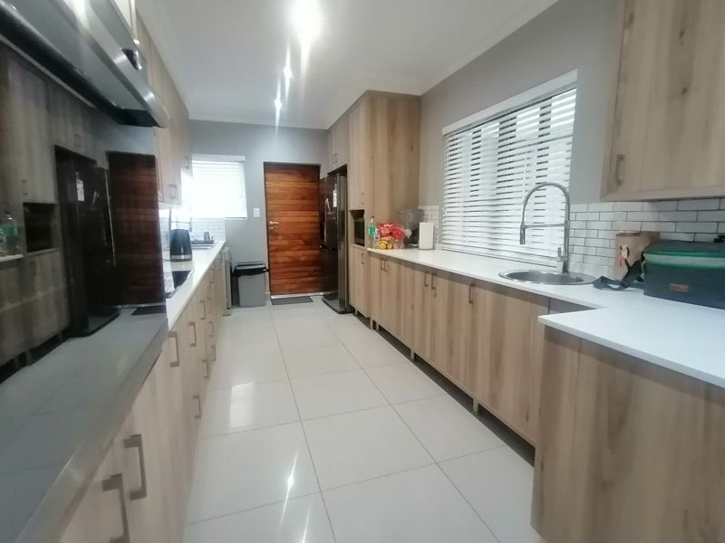 Stylish & Secure – Ready for You to Move In - Photo 7