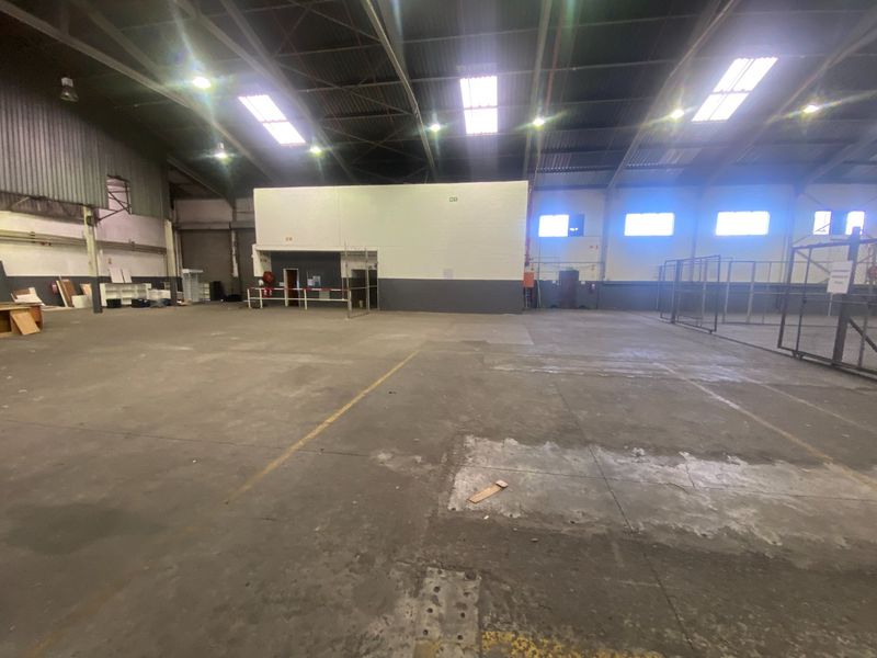 2568m2 Industrial Space to Let  - Photo 8