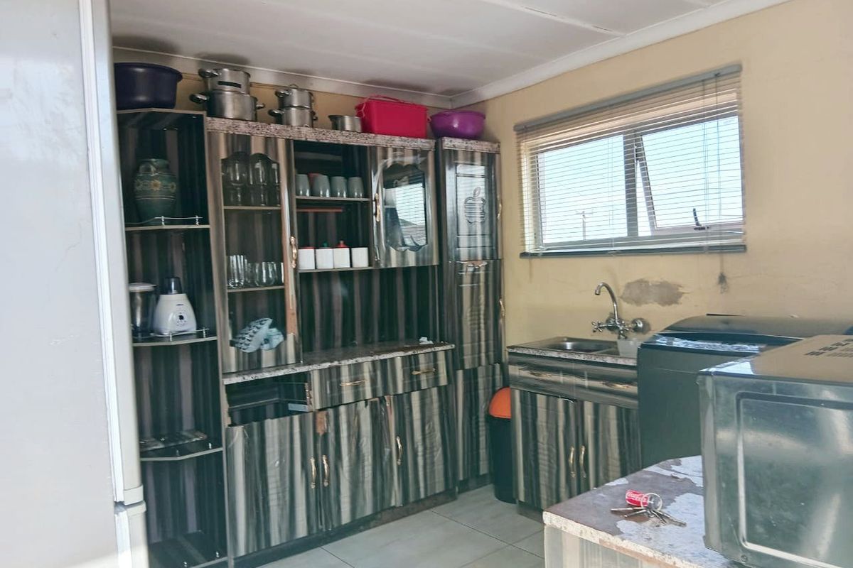 For Sale: 2 Bedroom Home with Spacious Yard - Photo 5