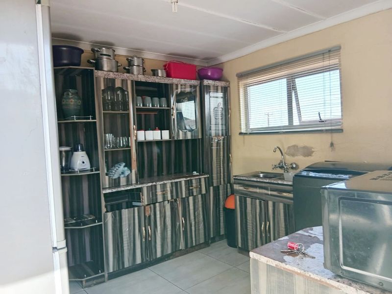 For Sale: 2 Bedroom Home with Spacious Yard - Photo 5