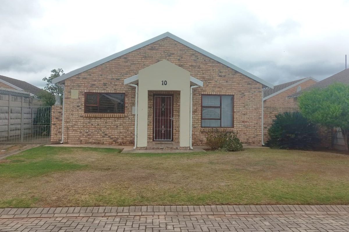 Freestanding Low Maintenance Townhouse in Campher Park, Despatch  - Photo 2