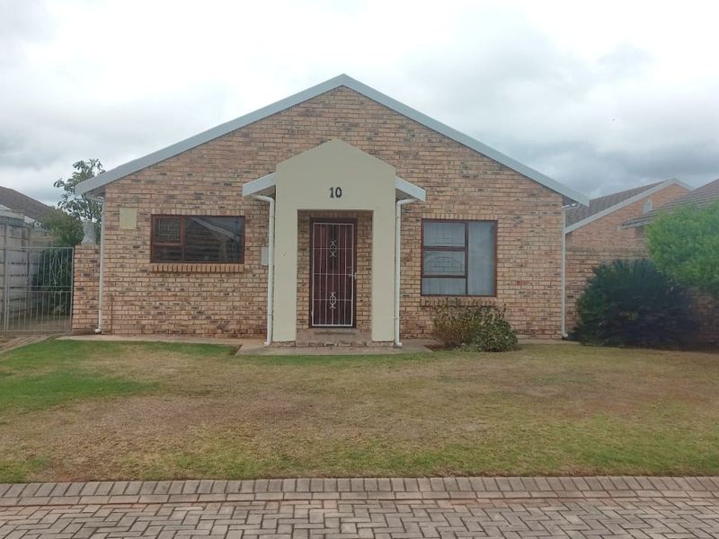 Freestanding Low Maintenance Townhouse in Campher Park, Despatch  - Photo 2