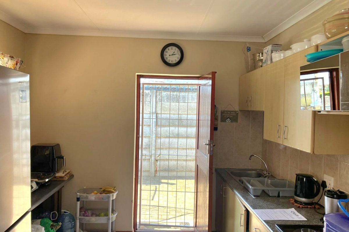 Freestanding Low Maintenance Townhouse in Campher Park, Despatch  - Photo 5