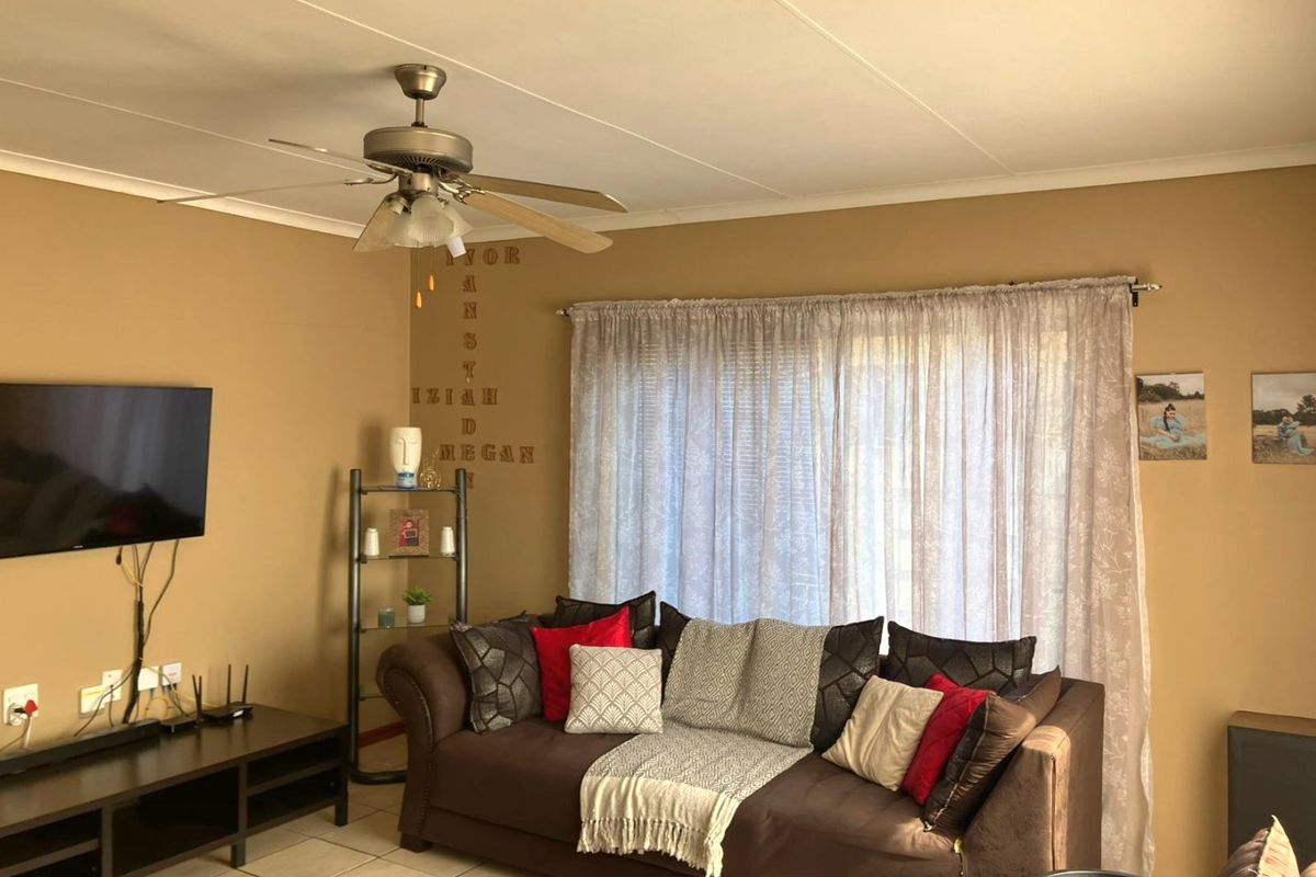 Freestanding Low Maintenance Townhouse in Campher Park, Despatch  - Photo 4