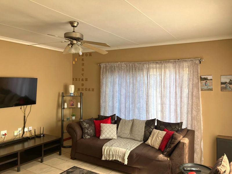 Freestanding Low Maintenance Townhouse in Campher Park, Despatch  - Photo 4