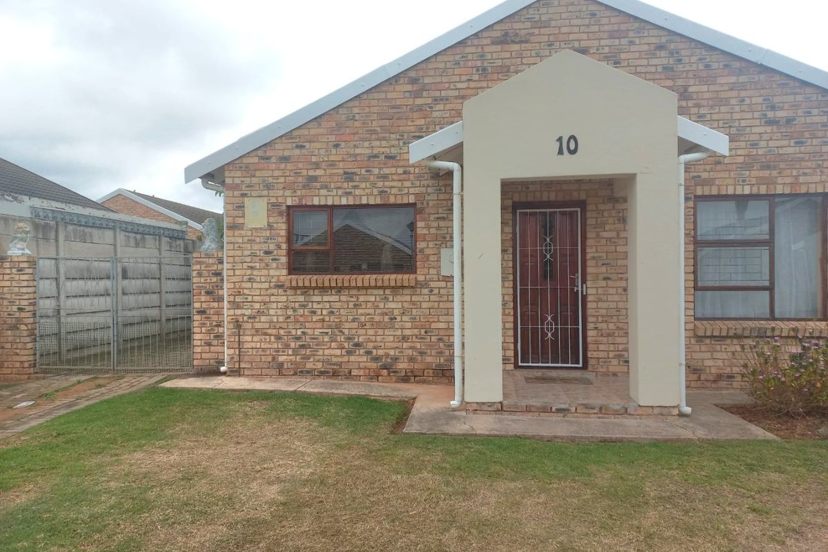 Freestanding Low Maintenance Townhouse in Campher Park, Despatch  - Photo 3