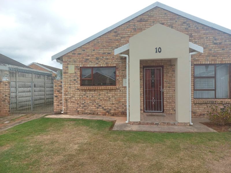Freestanding Low Maintenance Townhouse in Campher Park, Despatch  - Photo 3