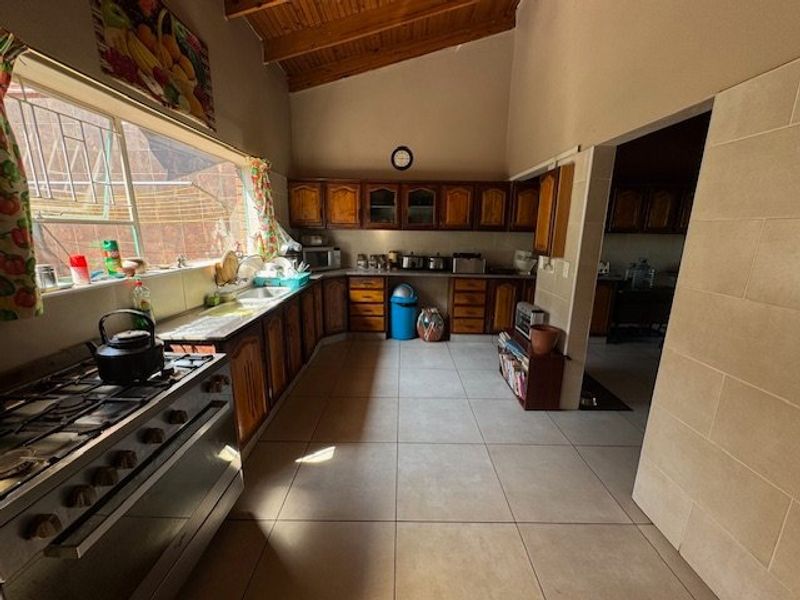 Charming Family Home with Ample Living Space and Modern Comforts - Photo 7