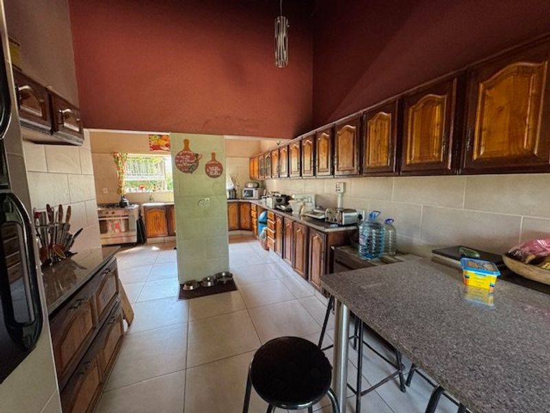 Charming Family Home with Ample Living Space and Modern Comforts - Photo 6