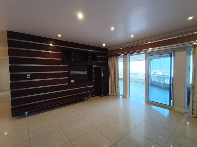 To let in La Lucia, Grand 3 bedroom apartment with glorious sea views. - Photo 6