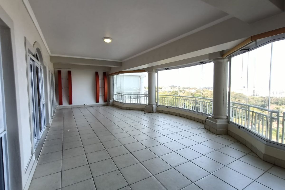 To let in La Lucia, Grand 3 bedroom apartment with glorious sea views. - Photo 4