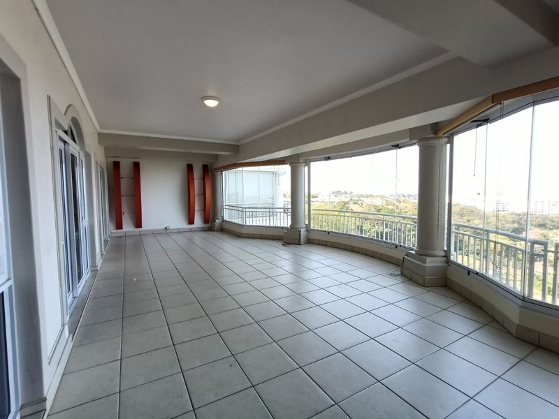 To let in La Lucia, Grand 3 bedroom apartment with glorious sea views. - Photo 4