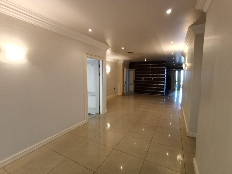 To let in La Lucia, Grand 3 bedroom apartment with glorious sea views. - Photo 9