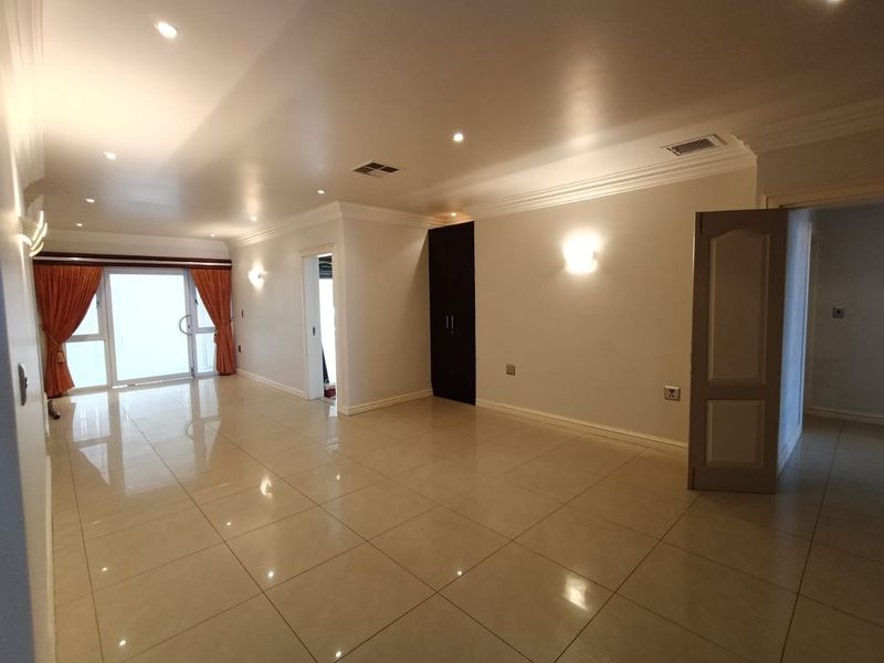 To let in La Lucia, Grand 3 bedroom apartment with glorious sea views. - Photo 8