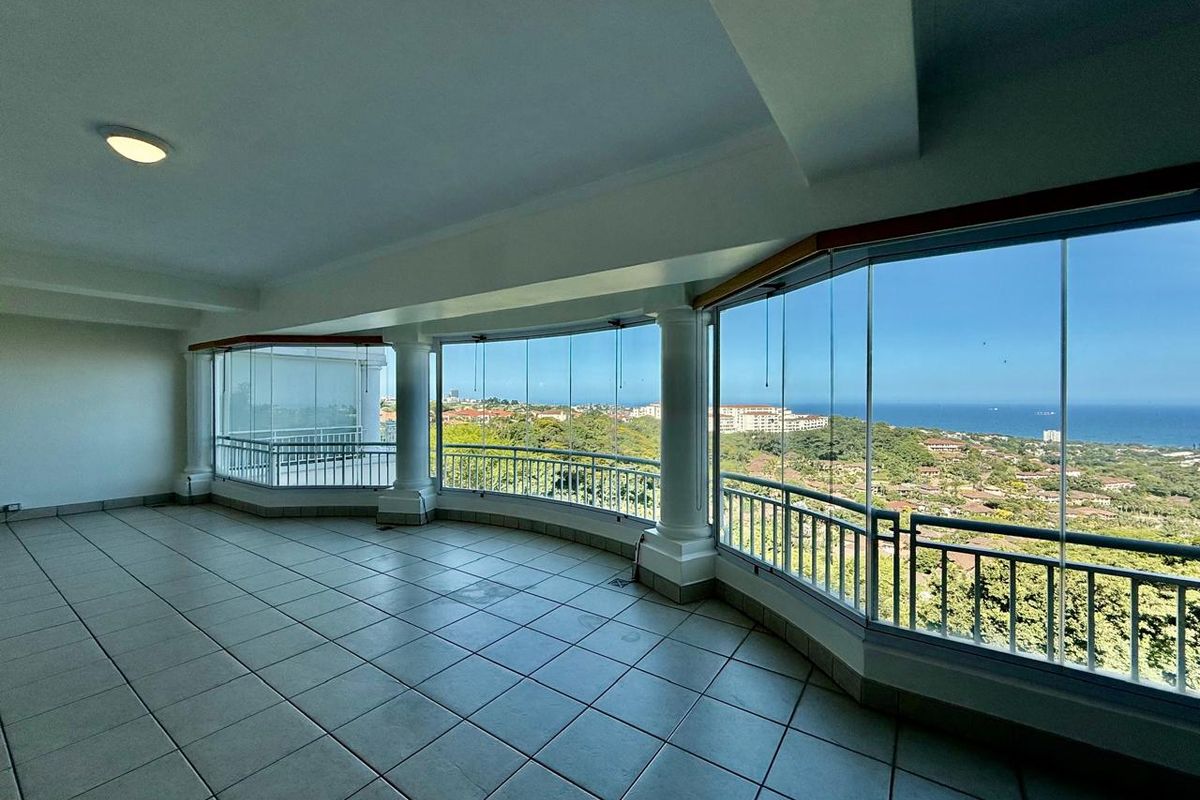 To let in La Lucia, Grand 3 bedroom apartment with glorious sea views. - Photo 3