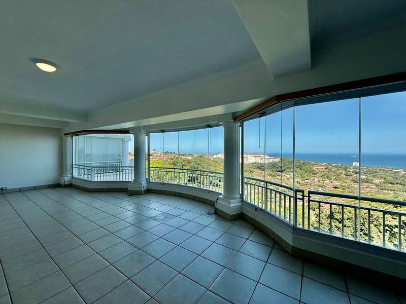 To let in La Lucia, Grand 3 bedroom apartment with glorious sea views. - Photo 3