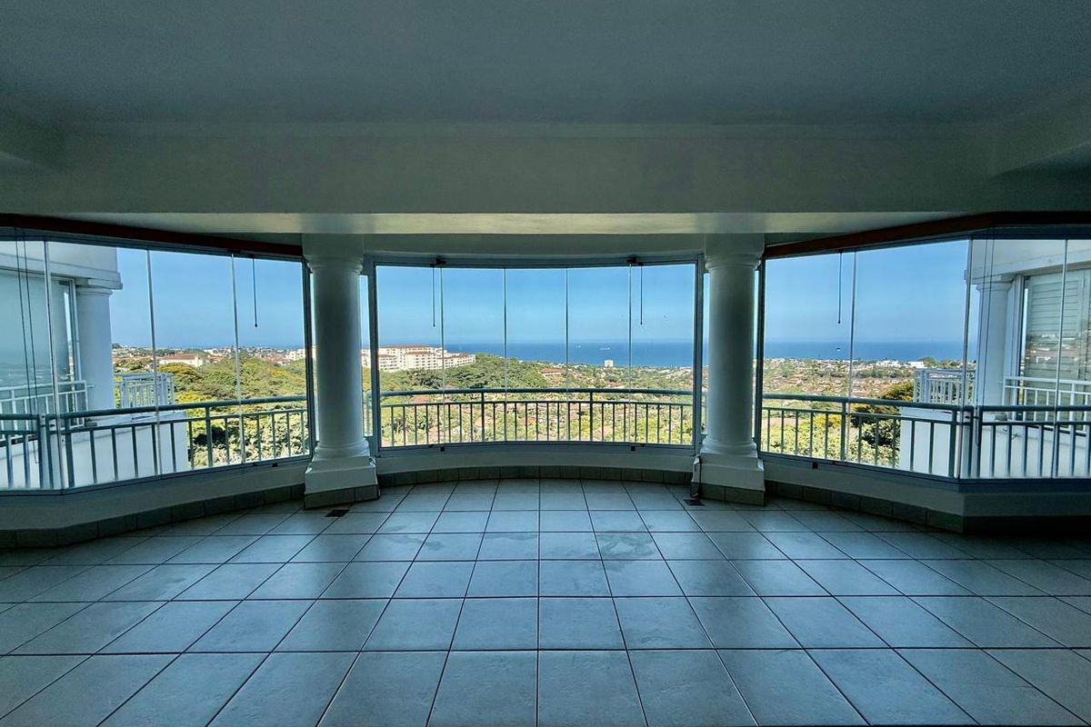 To let in La Lucia, Grand 3 bedroom apartment with glorious sea views. - Photo 2