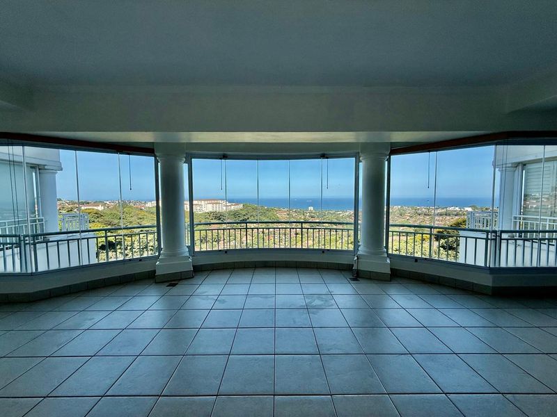 To let in La Lucia, Grand 3 bedroom apartment with glorious sea views. - Photo 2