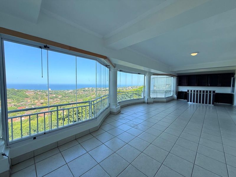 To let in La Lucia, Grand 3 bedroom apartment with glorious sea views. - Photo 1