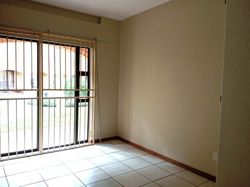 FULLY FURNISHED BACHELOR FLAT WITH UNDERCOVER PARKING  - Photo 2