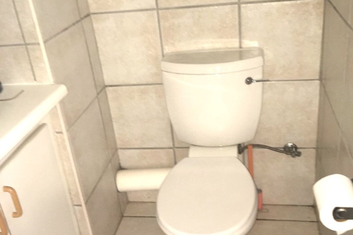 FULLY FURNISHED BACHELOR FLAT WITH UNDERCOVER PARKING  - Photo 4