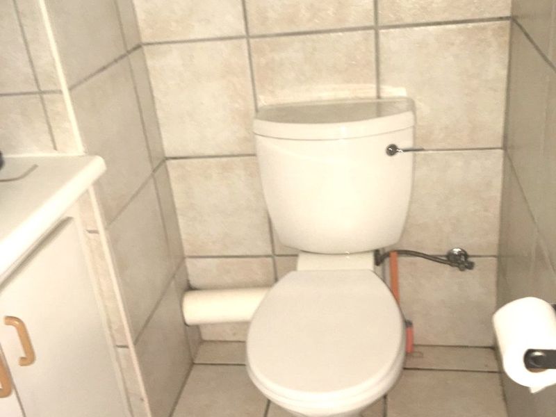 FULLY FURNISHED BACHELOR FLAT WITH UNDERCOVER PARKING  - Photo 4