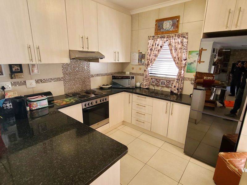 Peaceful, Tranquil & Secure Living...   - Photo 9