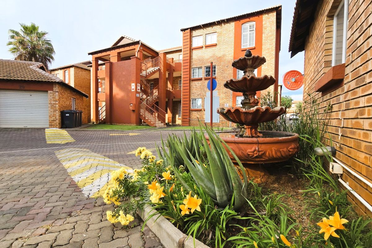 Stunning 2-Bedroom Apartment For Sale in The Oval Complex, Die Hoewes, Centurion - Photo 2