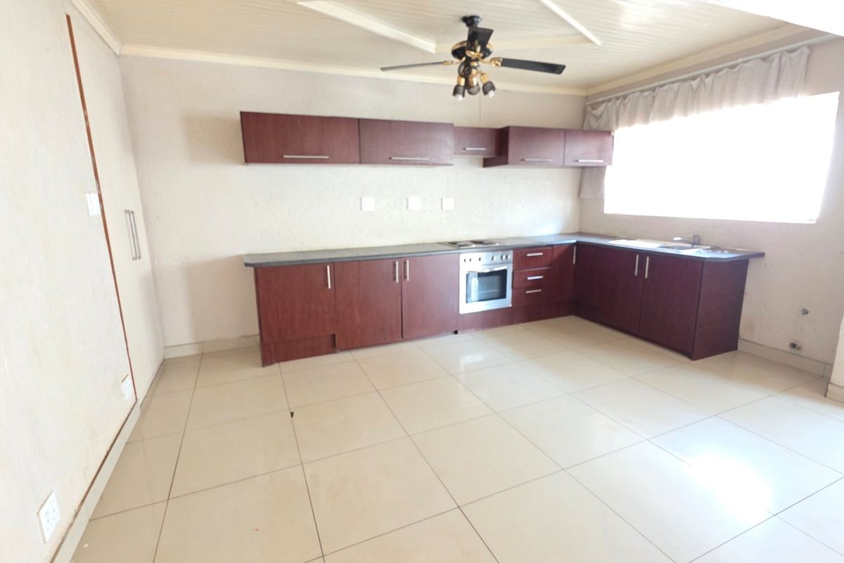Stylish Laudium Simplex Apartment Available - Photo 4