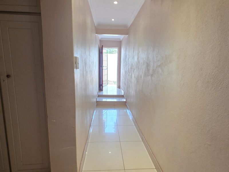 Stylish Laudium Simplex Apartment Available - Photo 9