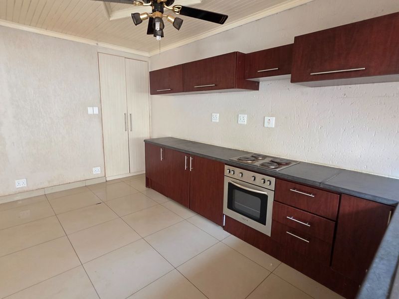 Stylish Laudium Simplex Apartment Available - Photo 6