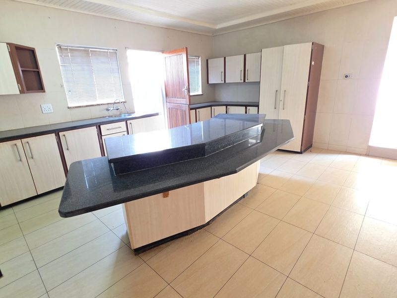 Secure and Modern Laudium Simplex Apartment - Photo 7