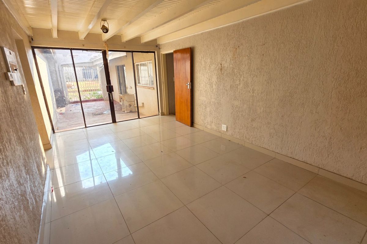 Secure and Modern Laudium Simplex Apartment - Photo 4