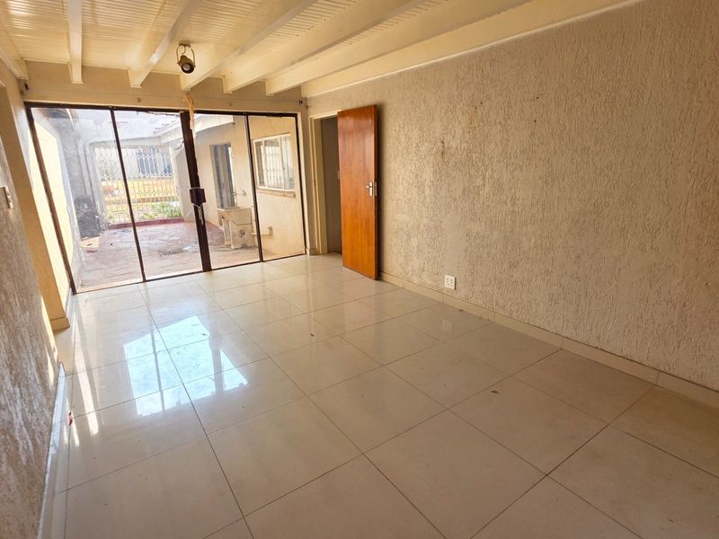 Secure and Modern Laudium Simplex Apartment - Photo 4