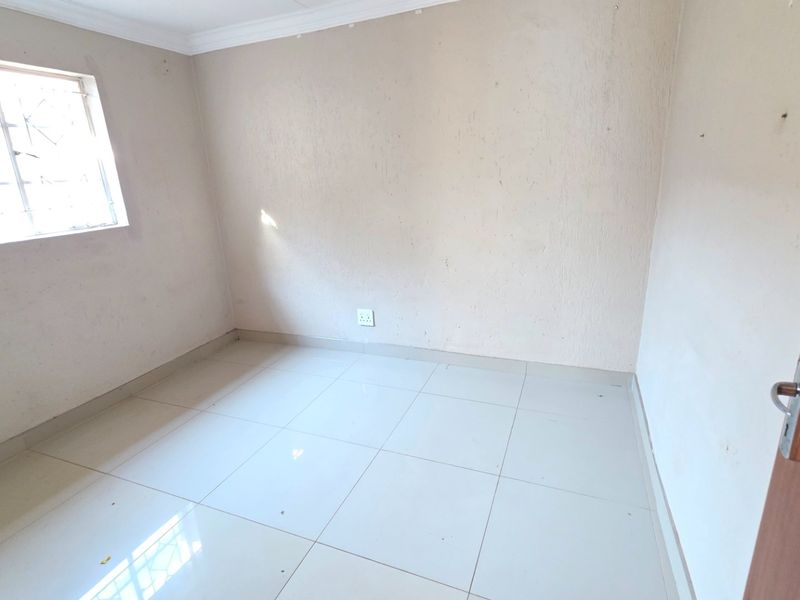 Secure and Modern Laudium Simplex Apartment - Photo 9