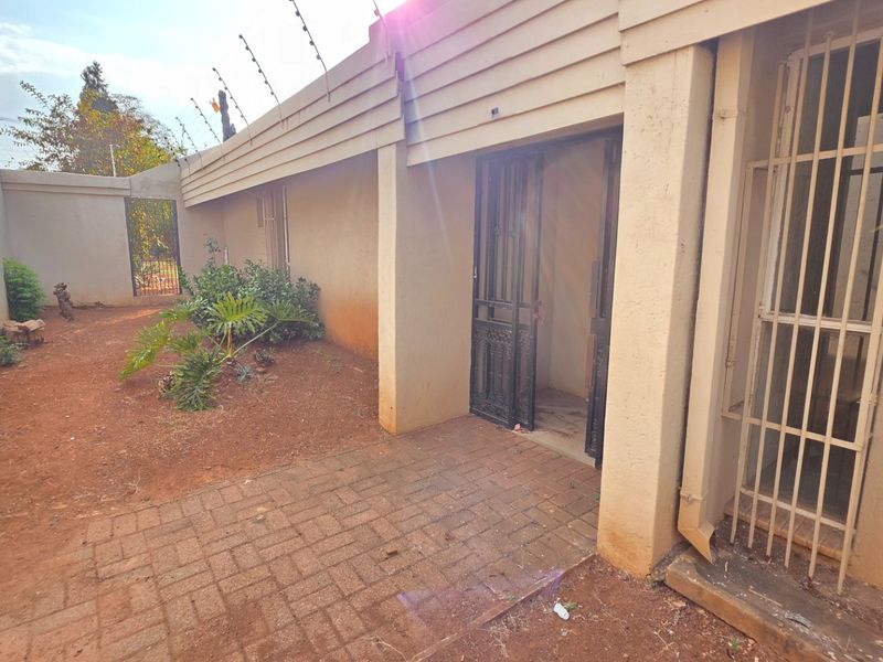 Secure and Modern Laudium Simplex Apartment - Photo 2