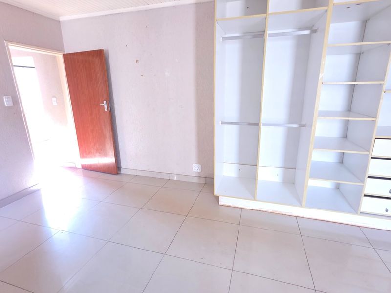 Secure and Modern Laudium Simplex Apartment - Photo 8