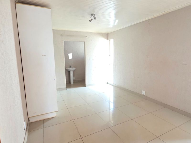 Secure and Modern Laudium Simplex Apartment - Photo 10