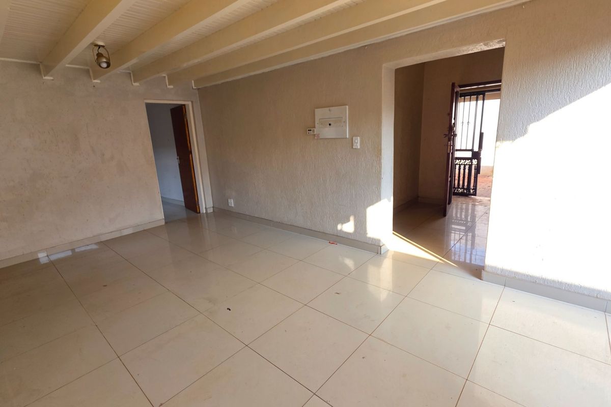 Secure and Modern Laudium Simplex Apartment - Photo 5