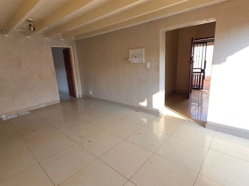 Secure and Modern Laudium Simplex Apartment - Photo 5