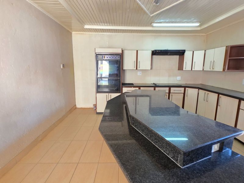 Secure and Modern Laudium Simplex Apartment - Photo 6