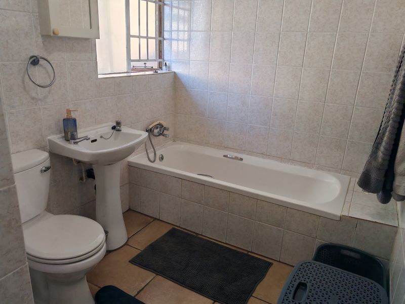 Lovely two bedroom townhouse for sale in Rooihuiskraal North - Photo 9