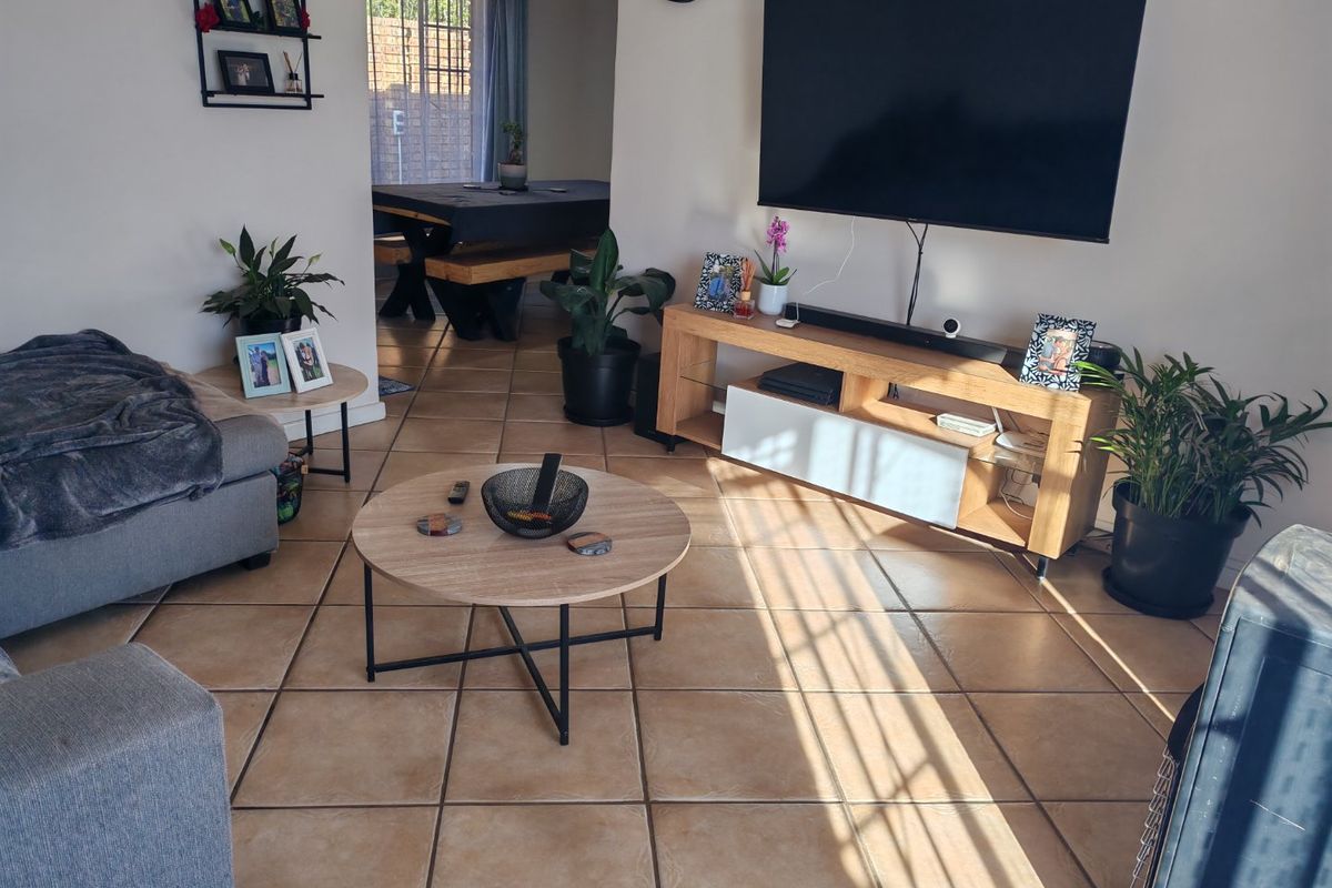 Lovely two bedroom townhouse for sale in Rooihuiskraal North - Photo 4