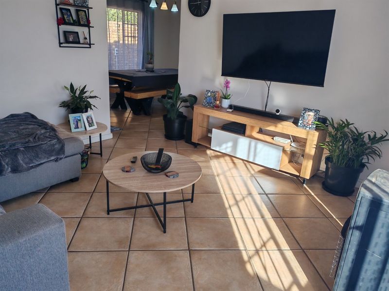 Lovely two bedroom townhouse for sale in Rooihuiskraal North - Photo 4