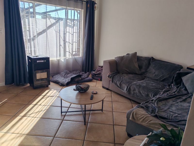 Lovely two bedroom townhouse for sale in Rooihuiskraal North - Photo 6