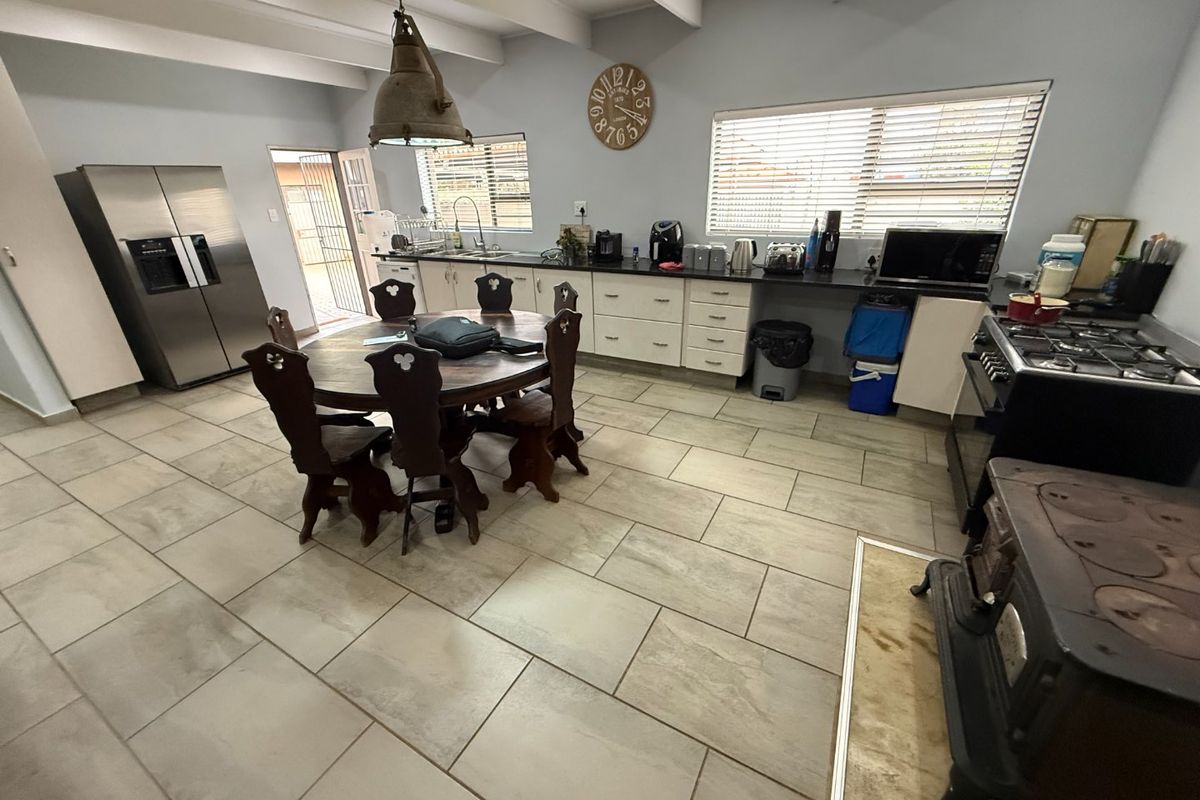 Modern Family Home with Flatlet and Solar! - Photo 3