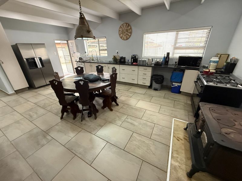 Modern Family Home with Flatlet and Solar! - Photo 3