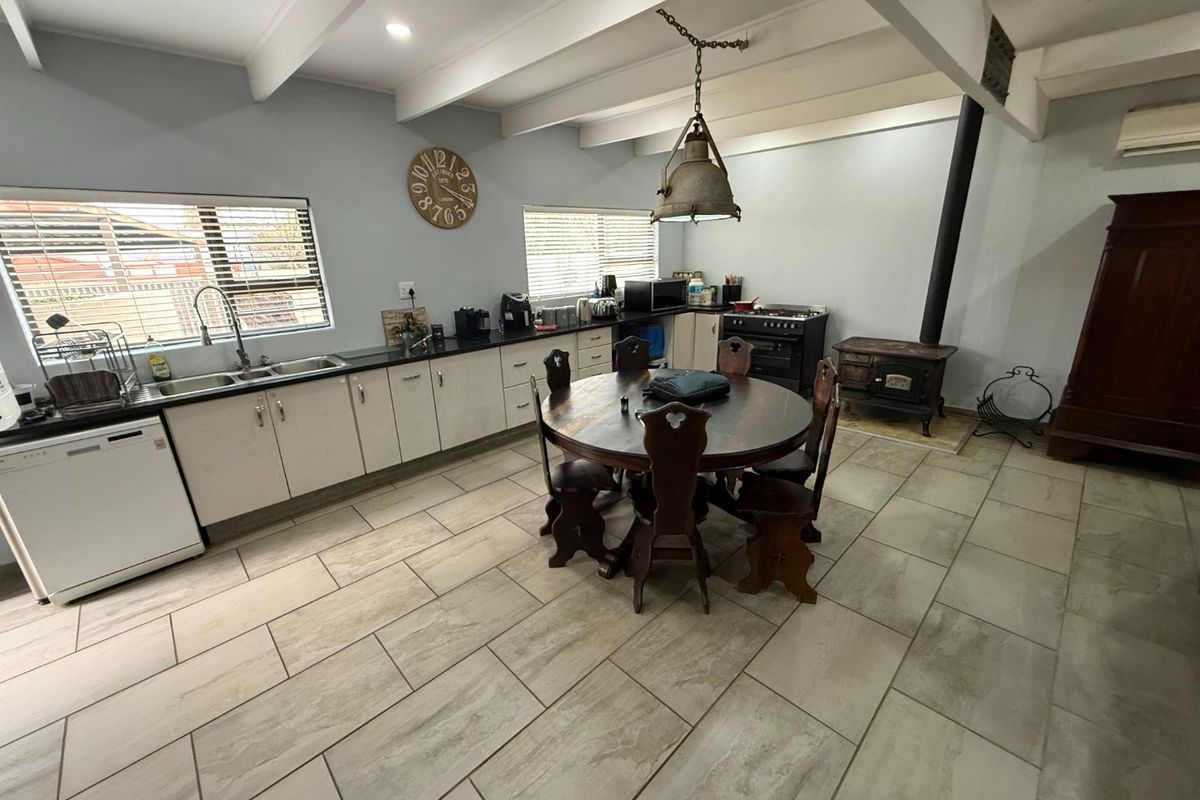 Modern Family Home with Flatlet and Solar! - Photo 5