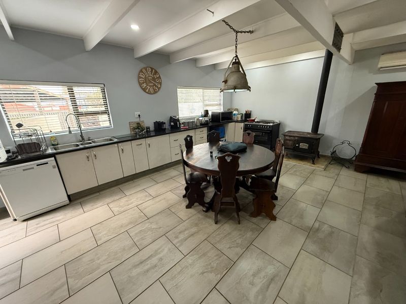 Modern Family Home with Flatlet and Solar! - Photo 5