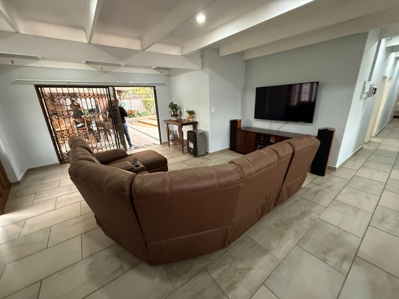 Modern Family Home with Flatlet and Solar! - Photo 7